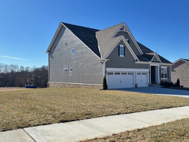 view of front of house with a front lawn and a garage