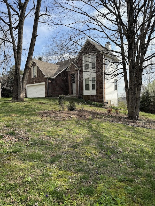 view of front facade featuring a front lawn