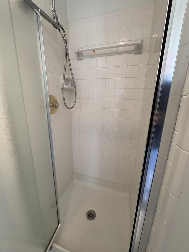 bathroom featuring a tile shower