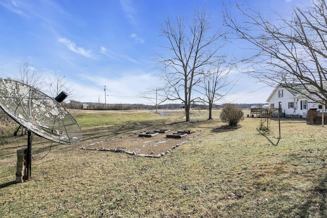 view of yard featuring a rural view