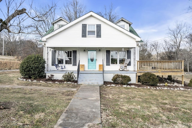 view of front facade featuring a porch and a front lawn