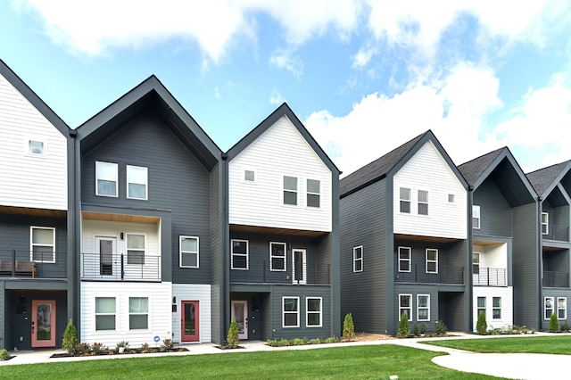 view of front of home featuring a front lawn