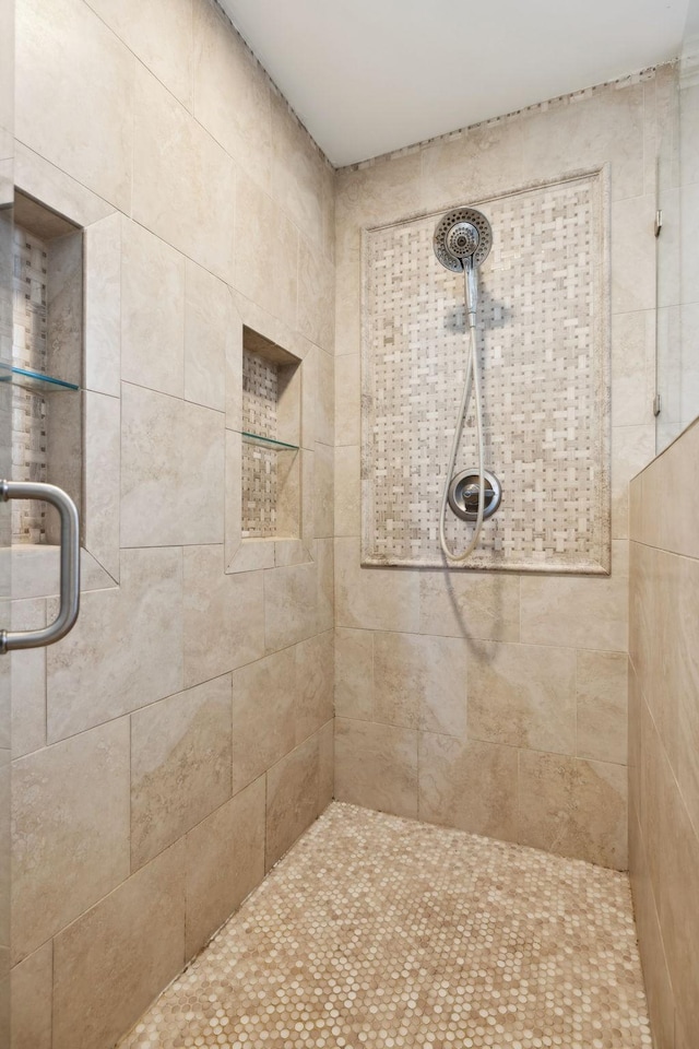 bathroom featuring a tile shower