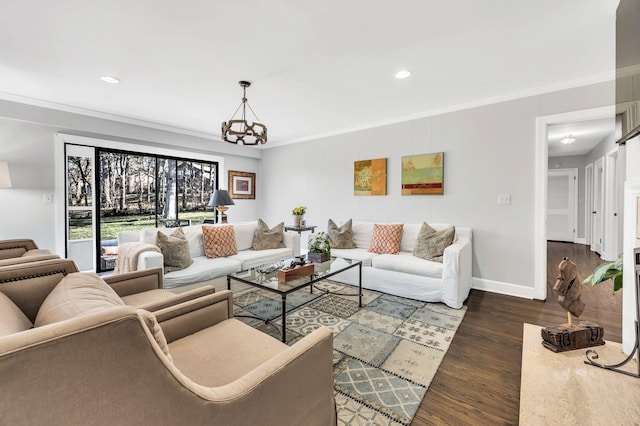 living room featuring dark wood-type flooring, crown molding, and a notable chandelier