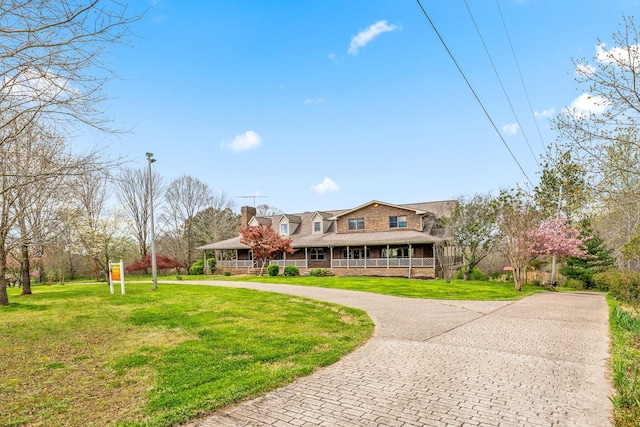 view of front facade featuring a porch and a front yard