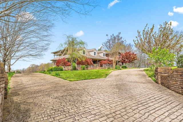 view of front facade with a front lawn