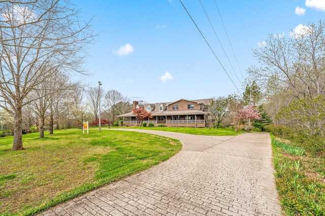 view of front of property featuring a front yard and a porch