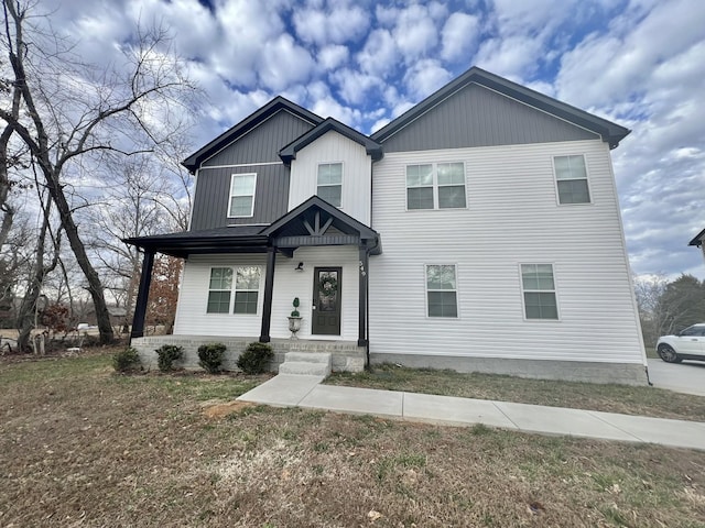 view of front facade featuring a front lawn