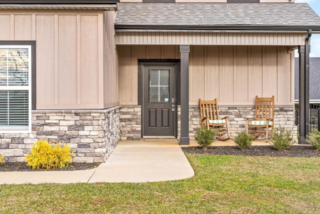 property entrance featuring a yard