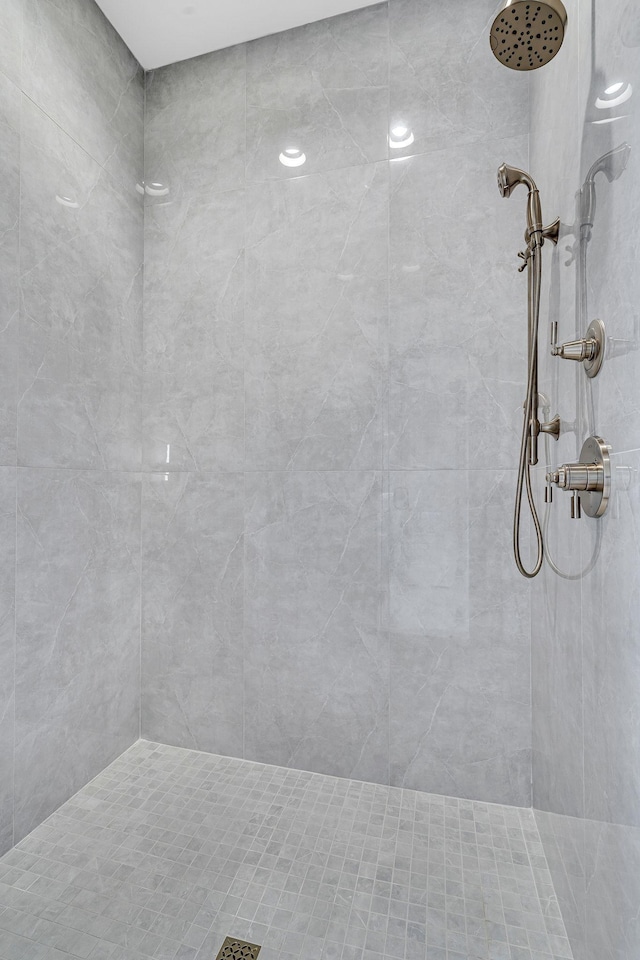 bathroom featuring a tile shower