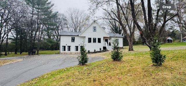 view of front of home featuring a front lawn