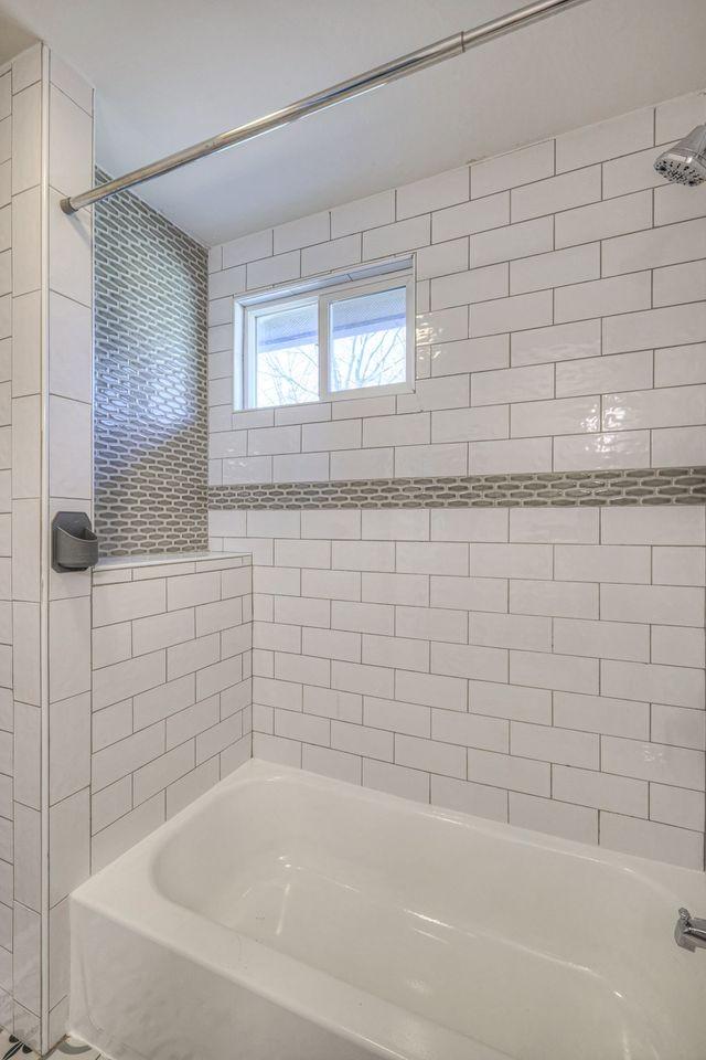 bathroom featuring tiled shower / bath