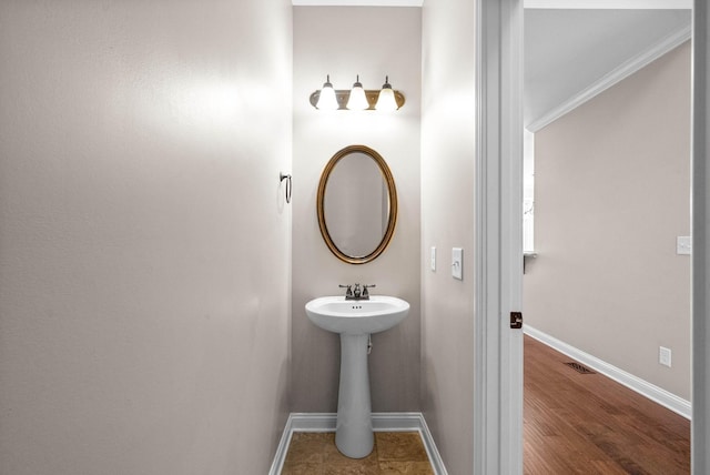 bathroom featuring crown molding