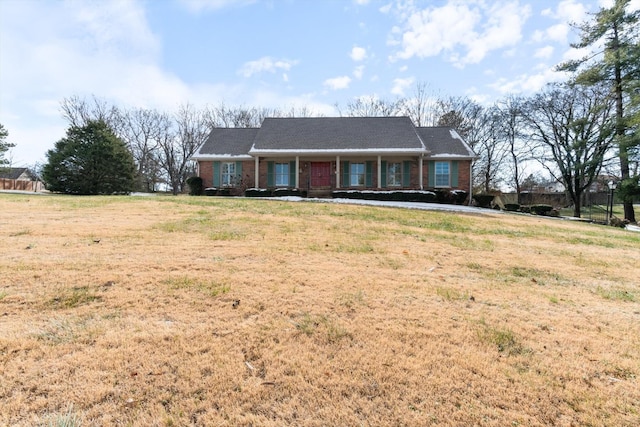 ranch-style home featuring a front lawn