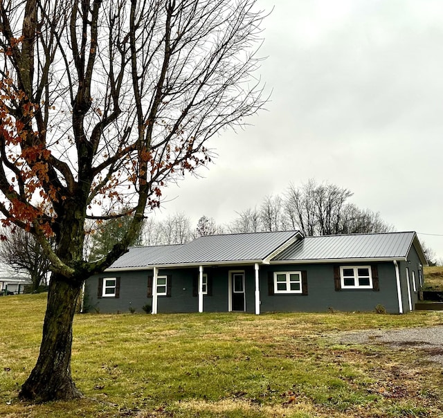 view of front facade with a front yard