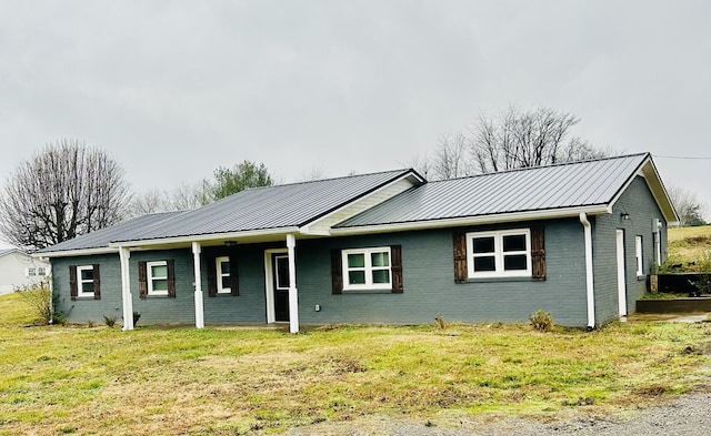 ranch-style house featuring a front yard