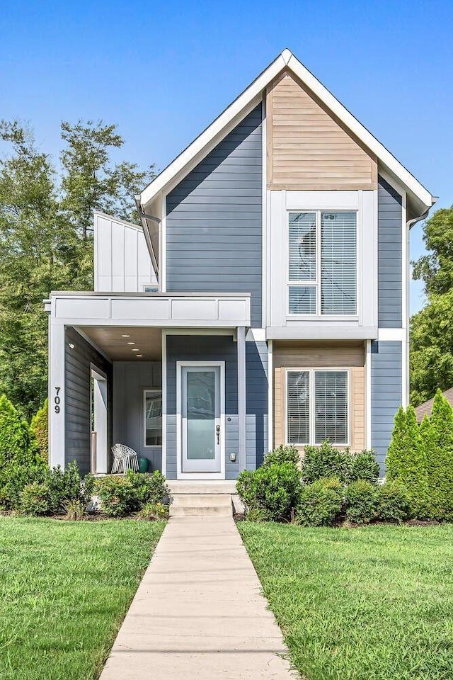 view of front of house featuring a front yard