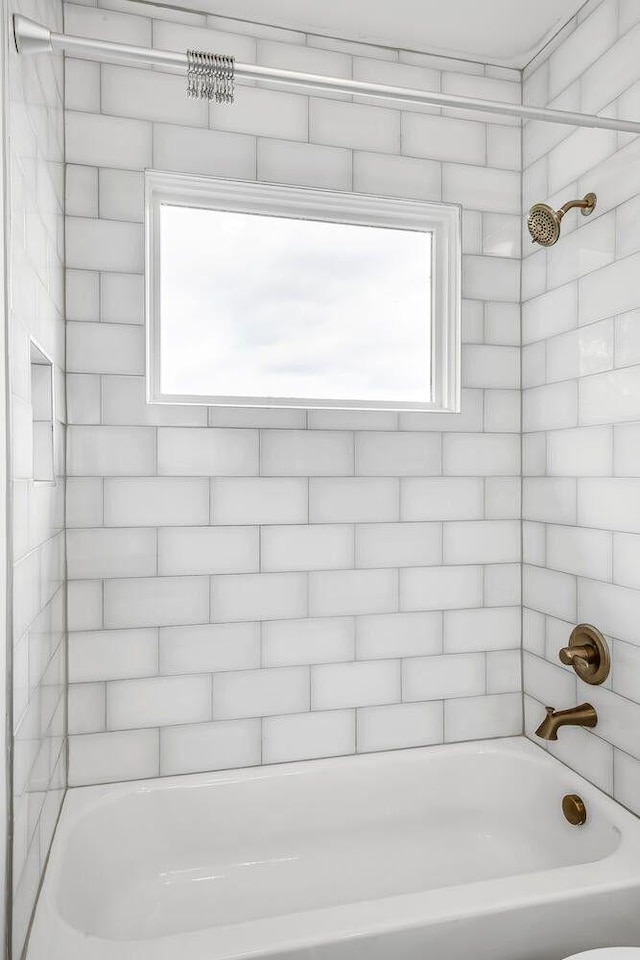 bathroom with tiled shower / bath combo