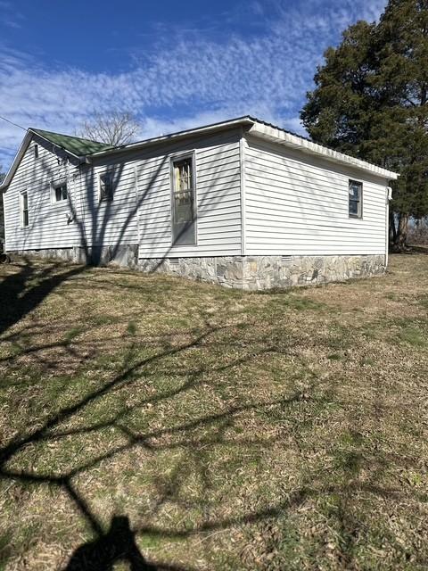 view of side of property featuring a lawn