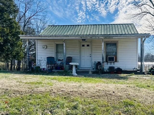 view of front of property featuring a front lawn and covered porch