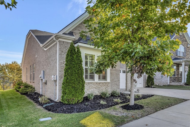 exterior space featuring a front lawn