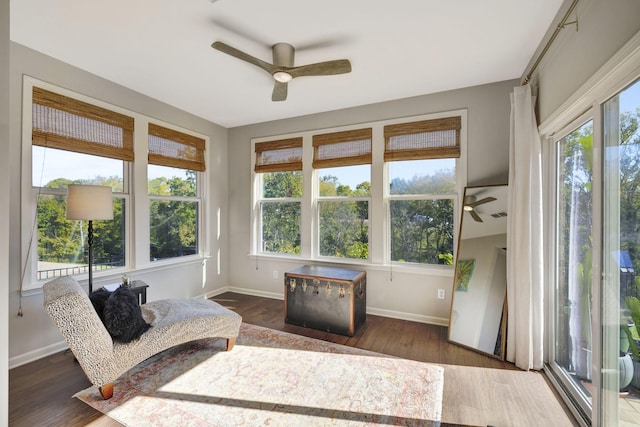 sunroom with ceiling fan