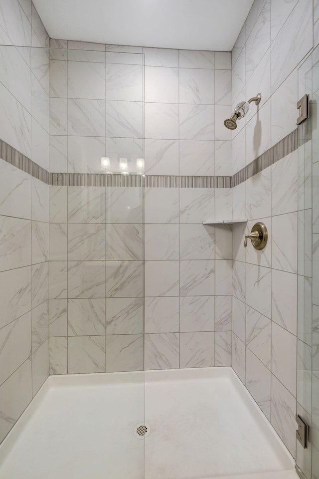 bathroom featuring tiled shower