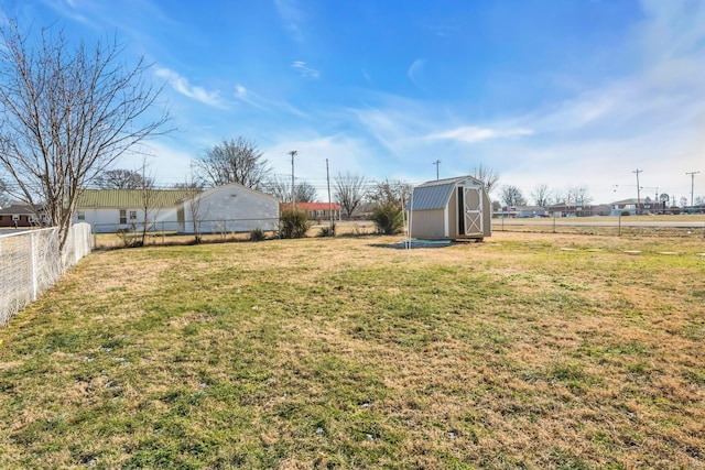 view of yard featuring a shed