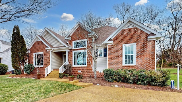 view of front facade featuring a front lawn