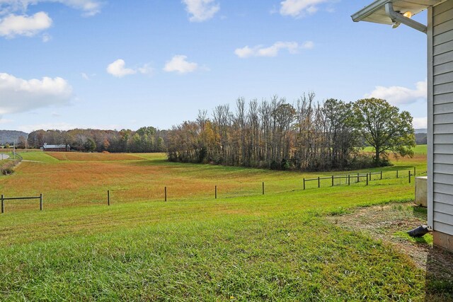view of yard featuring a rural view