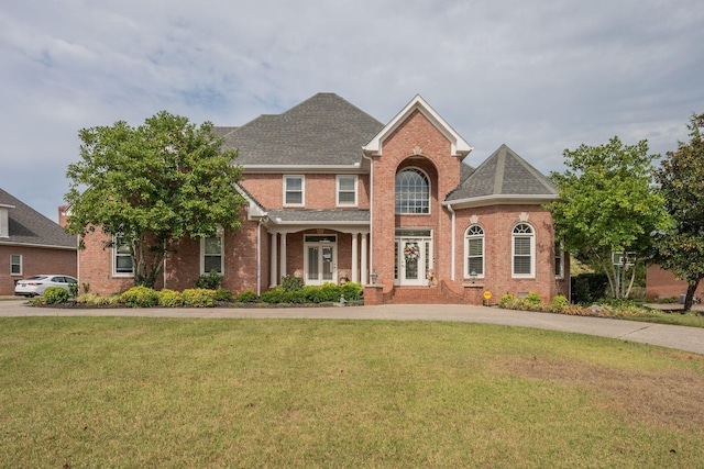 view of front of property featuring a front lawn