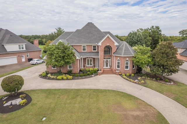 view of front of property featuring a front lawn