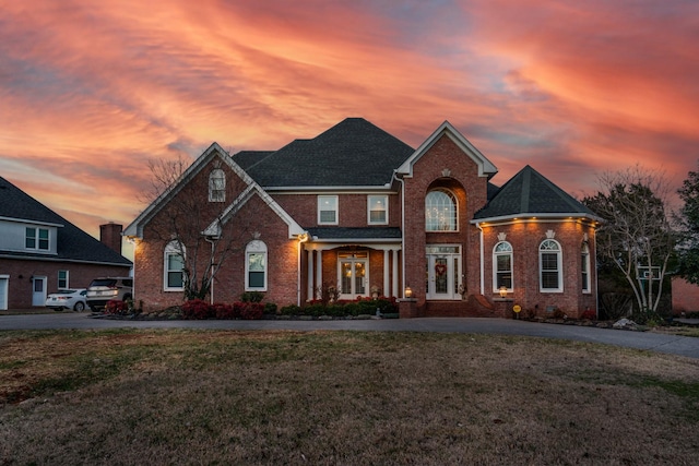 view of front of property featuring a yard