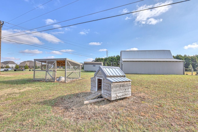 view of yard with an outbuilding