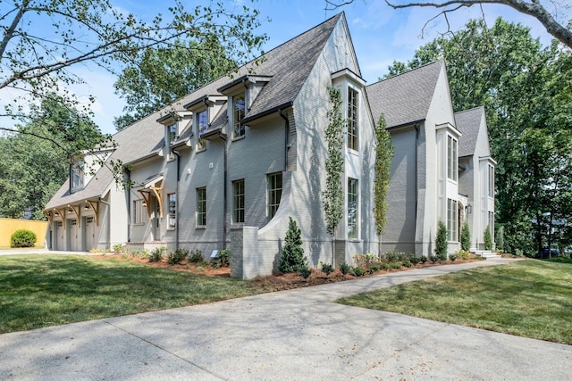 view of front facade featuring a garage and a front yard