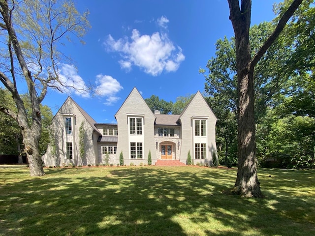 view of front facade featuring a front lawn