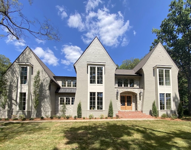 view of front of property with a front yard