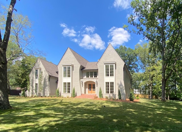 view of front of home featuring a front lawn