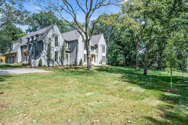 view of front of property featuring a front yard