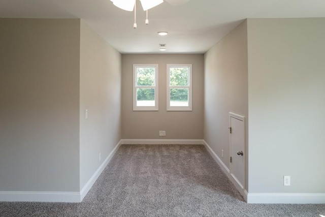 unfurnished room featuring ceiling fan and carpet