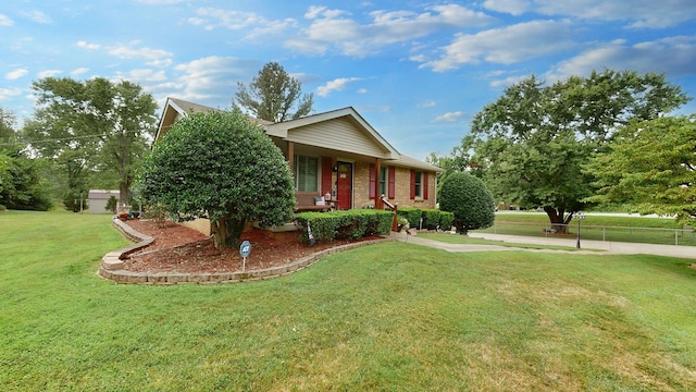 view of front of property featuring a front yard