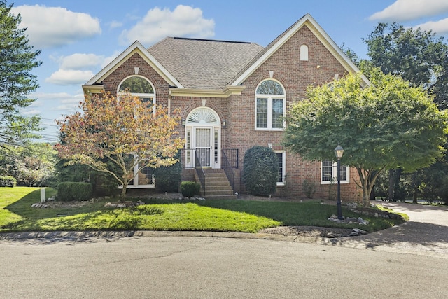 view of front facade with a front yard