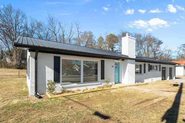 view of front of house with a front lawn