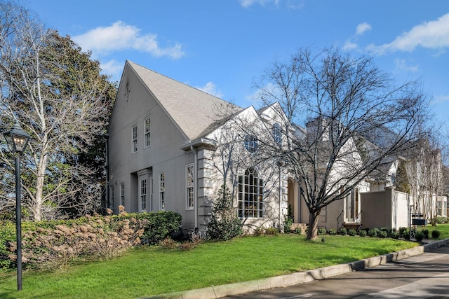 view of front of home with a front lawn