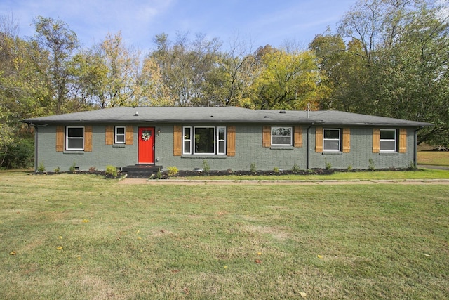 single story home with a front lawn