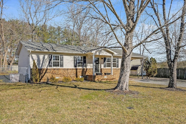 view of front of house featuring a front lawn