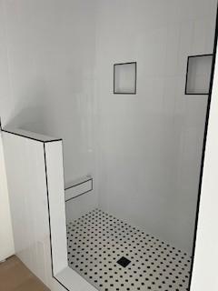 bathroom featuring a tile shower