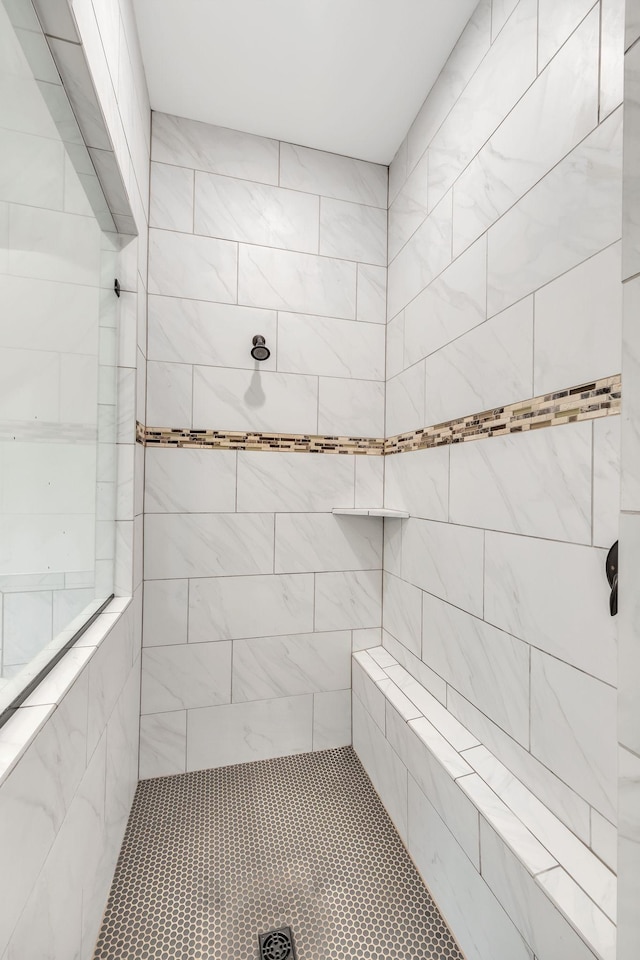 bathroom featuring tiled shower