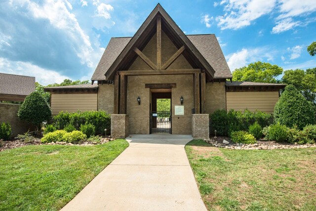 property entrance featuring a lawn