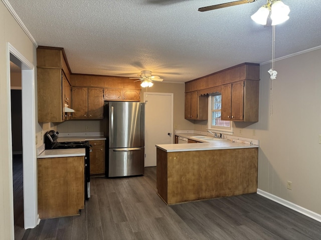 kitchen with sink, crown molding, electric range, stainless steel fridge, and kitchen peninsula